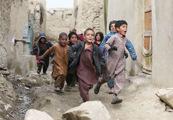 Афганские дети играют на окраине Кабула - Sputnik Азербайджан
