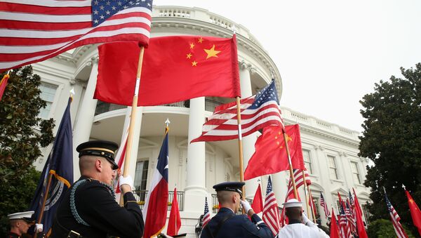 Военнослужащие США с флагами Соединенных Штатов и Китая, фото из архива - Sputnik Азербайджан