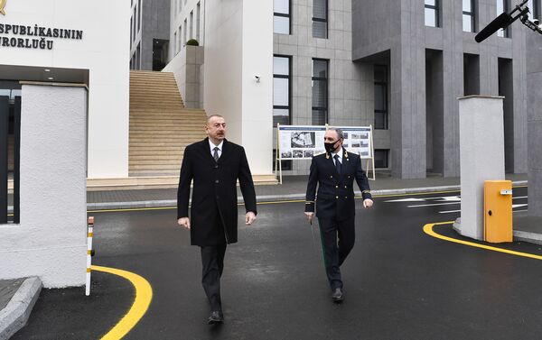 Президент Азербайджана Ильхам Алиев принял участие в открытии на территории Бинагадинского района столицы нового комплекса административного здания Генеральной прокуратуры АР - Sputnik Азербайджан