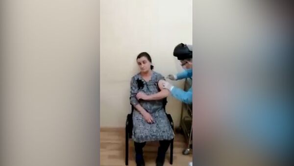 Как проходит вакцинация лиц старше 65 лет – видео - Sputnik Азербайджан