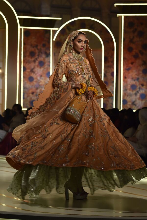 Модель во время презентации коллекции Ayesha and Usman Ali на показе мод Hum Bridal Couture Week в Лахоре  - Sputnik Азербайджан