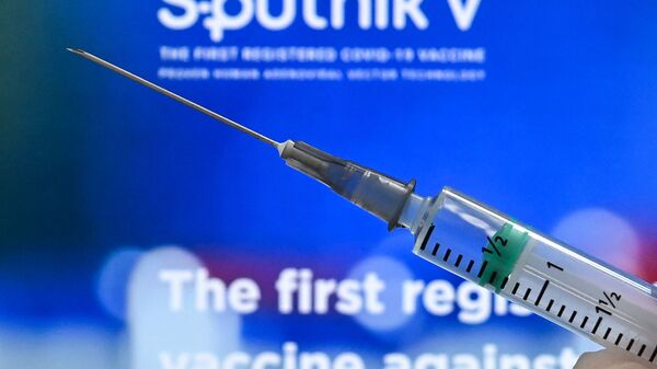 Медработник с вакциной Спутник V от коронавируса COVID-19, фото из архива - Sputnik Азербайджан