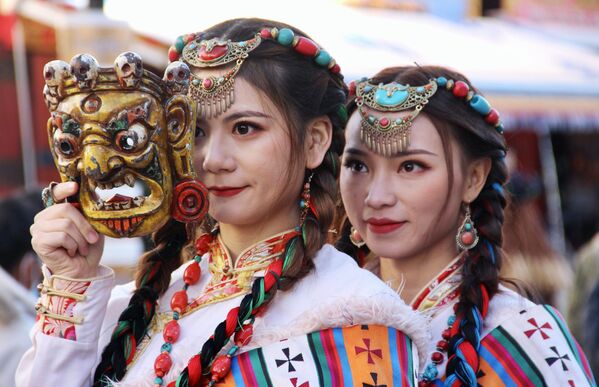 Девушки в национальной одежде в Тибете - Sputnik Азербайджан