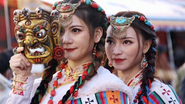 Девушки в национальной одежде в Тибете - Sputnik Азербайджан