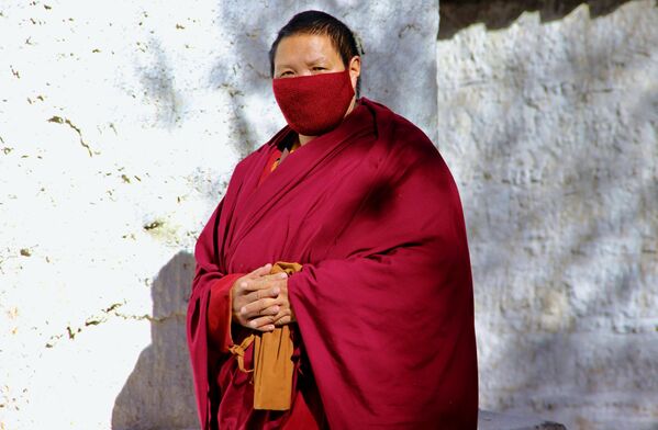 Тибетский монах в городе Лхаса - Sputnik Азербайджан