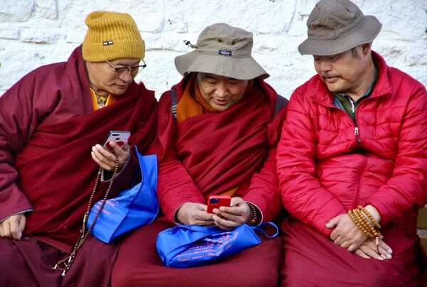 Тибетские монахи в городе Лхаса - Sputnik Азербайджан