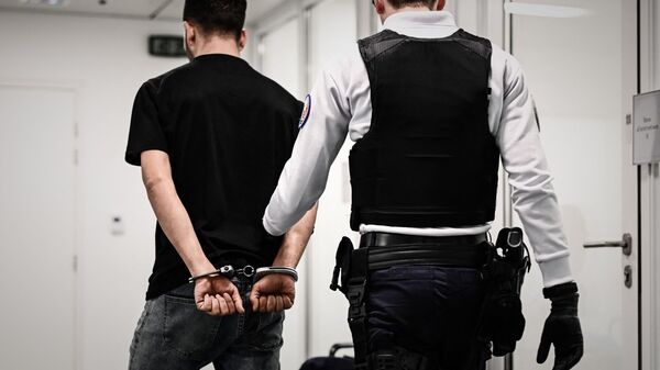 Мужчина в наручниках в полицейском участке, фото из архива - Sputnik Azərbaycan