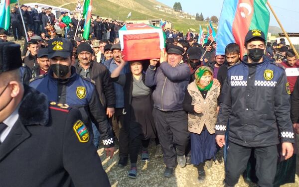Похороны шехида Агаева Амираги в Шабране - Sputnik Азербайджан
