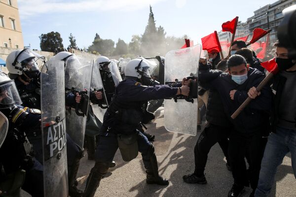 Столкновения полиции со студентами университета в Афинах, Греция - Sputnik Azərbaycan