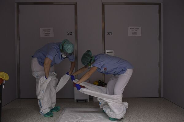 Персонал снимает защитную одежду в отделении больницы Сан-Хуан-де-Диос в Памплоне, на севере Испании - Sputnik Azərbaycan