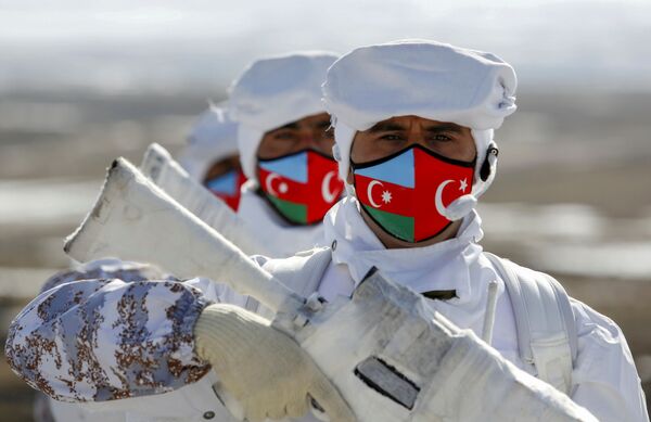 Азербайджанские и турецкие военнослужащие на «Зимних учениях 2021» в Карсе - Sputnik Азербайджан