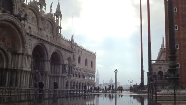 Безлюдные площади и каналы: Венеция осталась без карнавала   - Sputnik Азербайджан