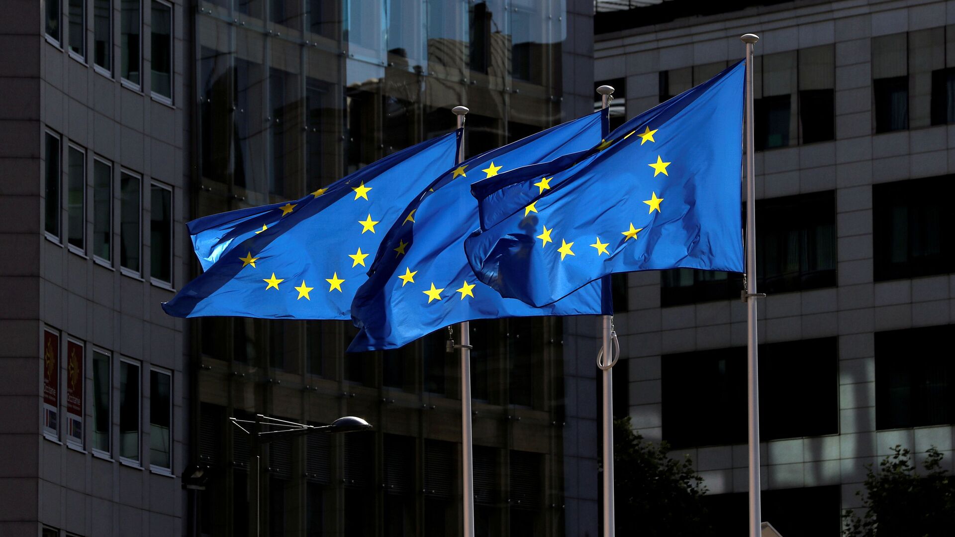 Флаги Европейского союза у штаб-квартиры Европейской комиссии в Брюсселе  - Sputnik Азербайджан, 1920, 22.02.2022