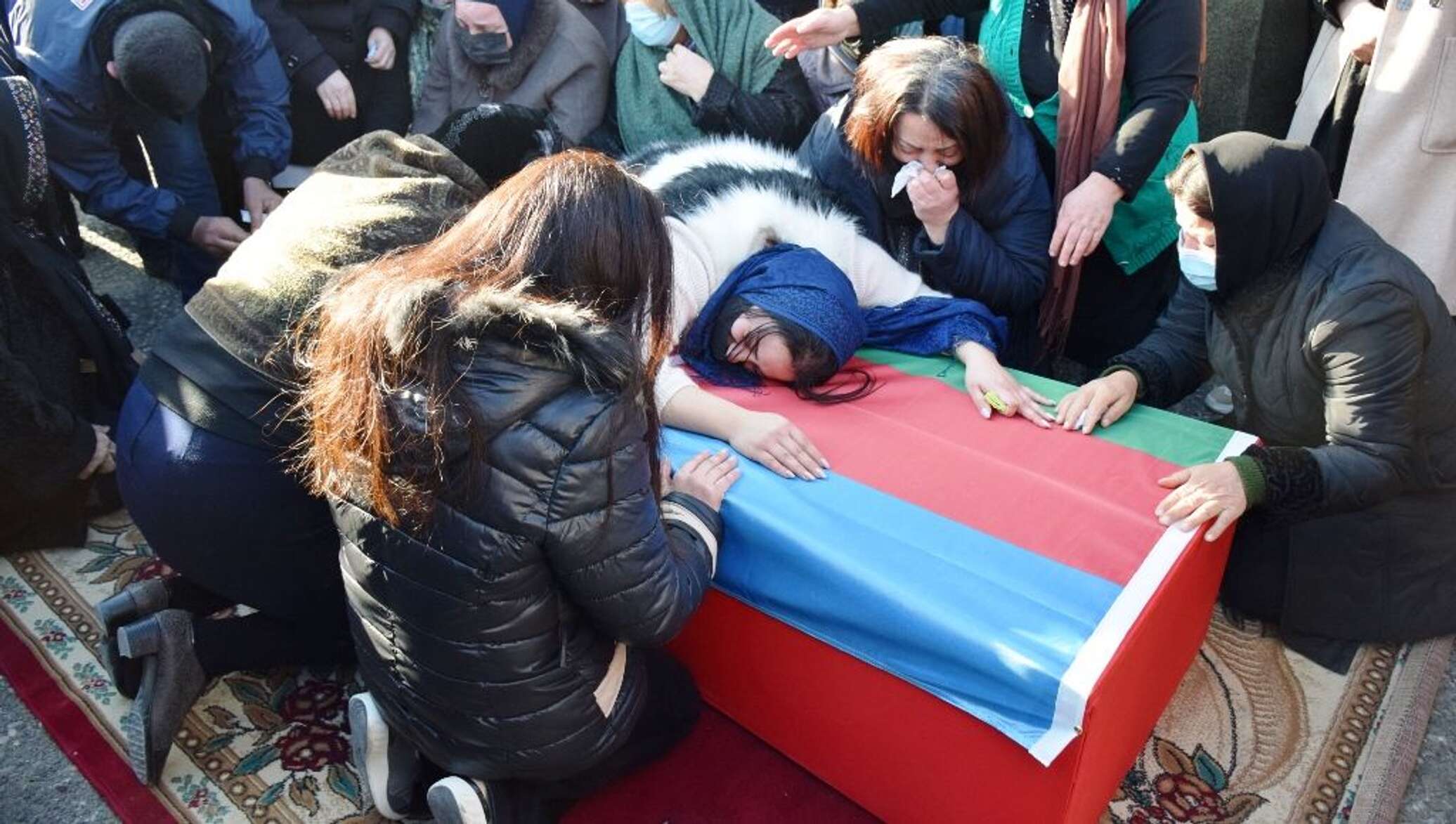 Похороны нава. Азербайджанские похороны. Прощание на азербайджанском. Гроб азербайджанских шехидов. Похороны азербайджанских солдат 2020.