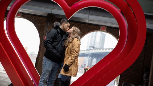 Анджелина Сардж и Ричард Рубидо целуются перед скульптурой сердца в DUMBO в День святого Валентина в Нью-Йорке - Sputnik Azərbaycan