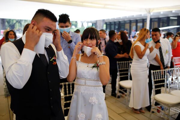 Молодожены на коллективной свадебной церемонии в Сан-Сальвадоре, Сальвадор - Sputnik Azərbaycan