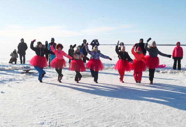 Студенты местной балетной студии выступают на вращающейся ледяной карусели в Туулингу, Эстония - Sputnik Azərbaycan