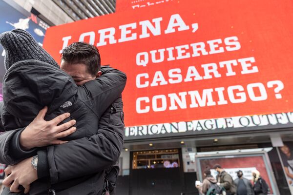 Дэвид Мурика обнимает свою девушку Лорену Росас после того, как сделал ей предложение во время Дня святого Валентина на Таймс-сквер на Манхэттене - Sputnik Azərbaycan