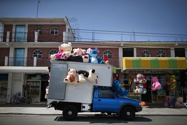 Грузовик с мягкими игрушками на пустой улице в Ксонакатлане накануне Дня святого Валентина в Мексике - Sputnik Azərbaycan
