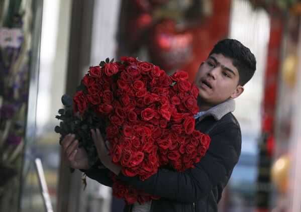 Афганский мальчик несет розы в День святого Валентина в Кабуле, Афганистан - Sputnik Azərbaycan