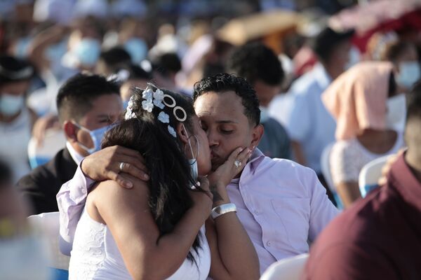 Пара целуется во время массовой свадьбы в Манагуа, Никарагуа - Sputnik Azərbaycan