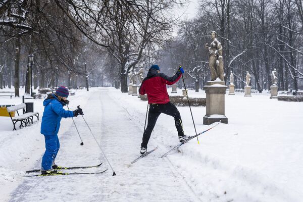 Лыжники в заснеженном парке в центре Варшавы - Sputnik Азербайджан