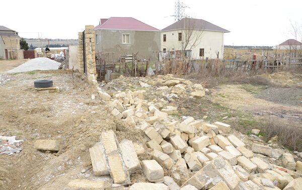 Снос незаконных заборов и построек в Бинагадинском районе Баку - Sputnik Азербайджан