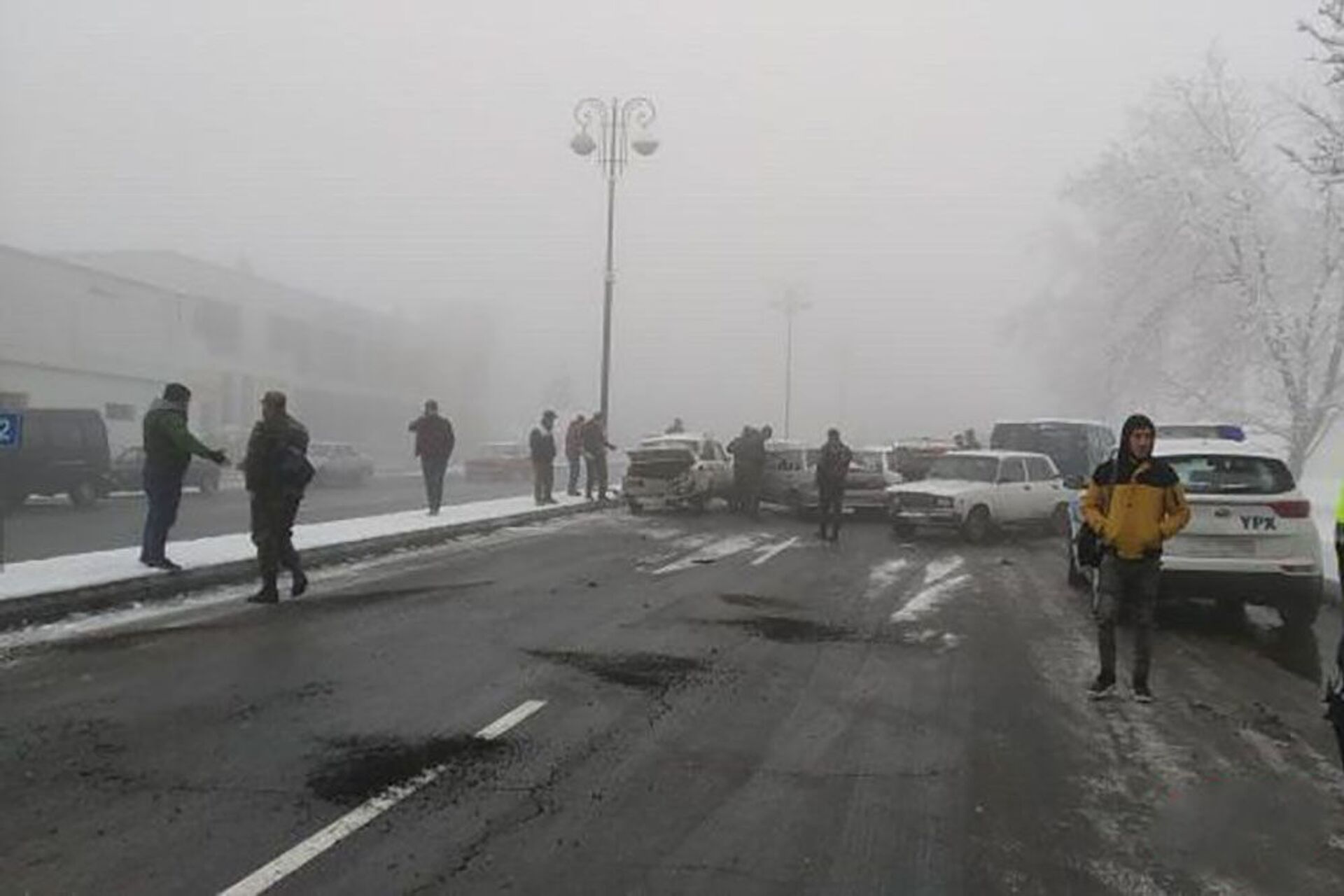 Гололед на дороге привел к цепной аварии в Габале - Sputnik Азербайджан, 1920, 19.02.2021