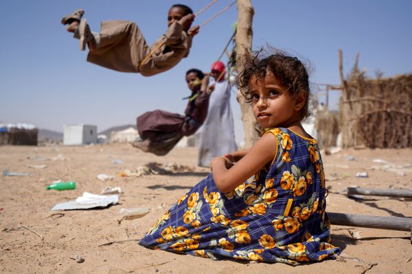 Девочка ожидает своей очереди у качелей  в лагере для внутренне перемещенных лиц в Марибе, Йемен - Sputnik Азербайджан