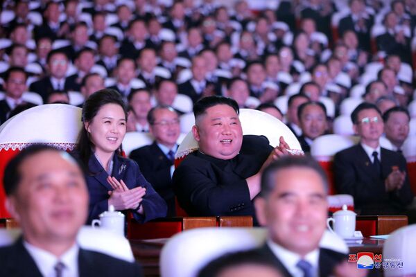 Лидер Северной Кореи Ким Чен Ын с супругой Ли Соль Чжу на музыкальном представлении, посвященном годовщине Ким Чен Ира - Sputnik Азербайджан
