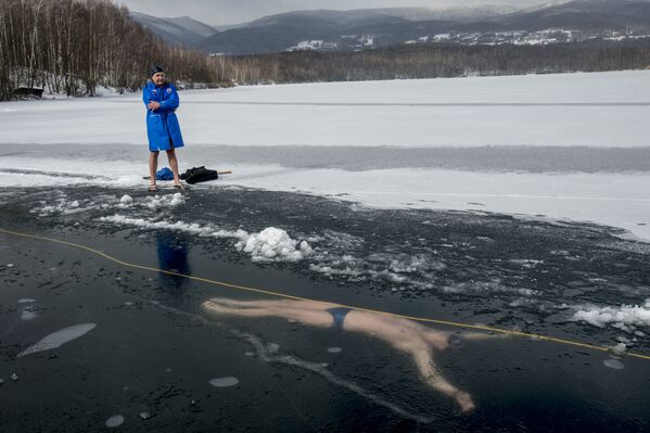 Чешский фридайвер Давид Венцл во время тренировки по плаванию подо льдом - Sputnik Азербайджан