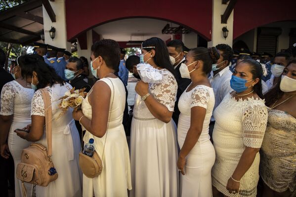 Массовая свадьба в День святого Валентина в Манагуа, Никарагуа - Sputnik Азербайджан