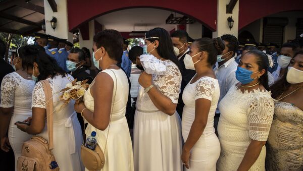 Массовая свадьба в День святого Валентина в Манагуа, Никарагуа - Sputnik Azərbaycan