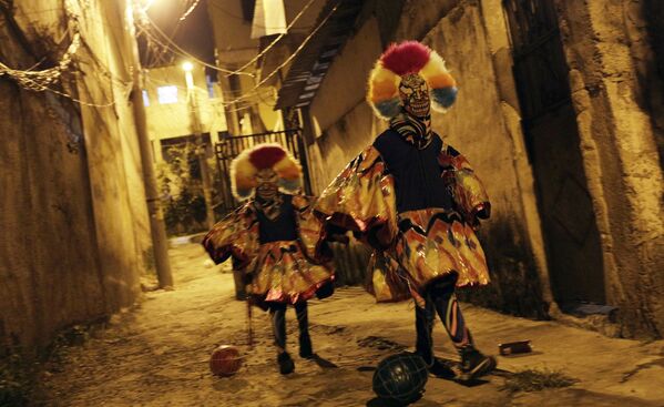 Участники традиционного карнавала в пригороде Рио-де-Жанейро - Sputnik Азербайджан