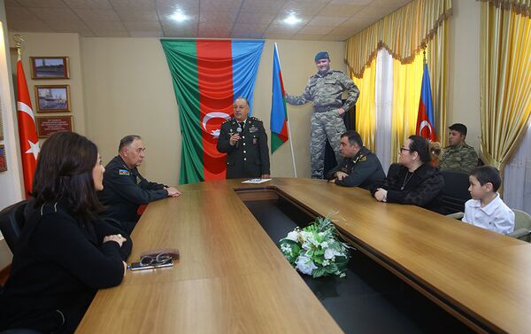 Семье погибшего азербайджанского майора вручена медаль За достойную службу НАТО - Sputnik Азербайджан