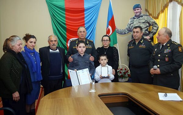 Семье погибшего азербайджанского майора вручена медаль За достойную службу НАТО - Sputnik Азербайджан