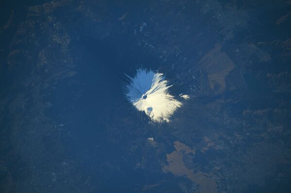 Заснеженная гора Фудзияма, снятая японским астронавтом Соити Ногути с МКС - Sputnik Азербайджан