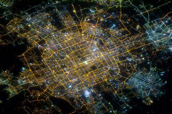 Ночной Пекин, снятый российским космонавтом Сергеем Кудь-Сверчковым с МКС - Sputnik Азербайджан