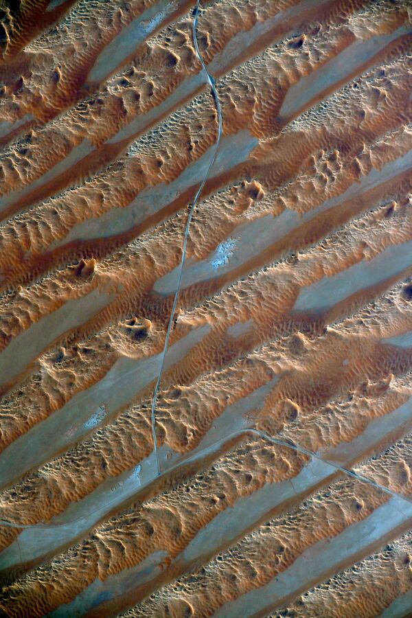 Движущиеся барханы Аравийской пустыни, снятые российским космонавтом Сергеем Кудь-Сверчковым с МКС - Sputnik Азербайджан