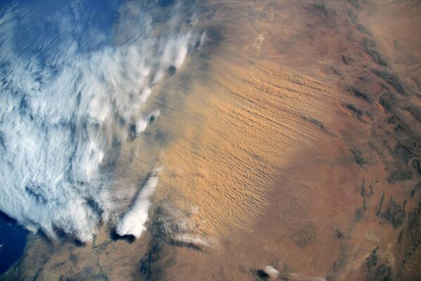 Песчаная буря, идущая из пустыни Сахара, снятая российским космонавтом Сергеем Кудь-Сверчковым с МКС - Sputnik Азербайджан
