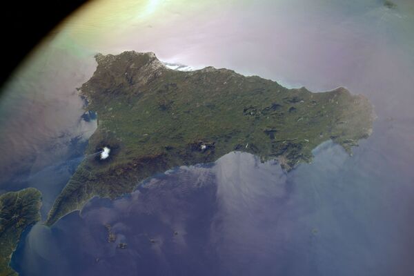 Вид из космоса на вулкан Этна на Сицилии, снятый российским космонавтом Сергеем Кудь-Сверчковым с МКС - Sputnik Азербайджан