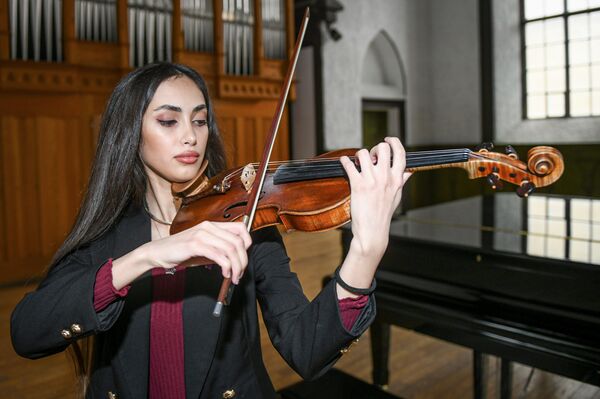 Азербайджанская скрипачка Джанель Наджафли  - Sputnik Азербайджан