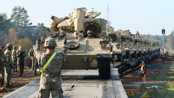 ABŞ hərbçiləri Abrams tankları da daxil olmaqla ağır hərbi texnikanı boşaldır, arxiv - Sputnik Azərbaycan