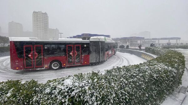 Автобус во время снега в Баку , 24 февраля 2021 года - Sputnik Азербайджан