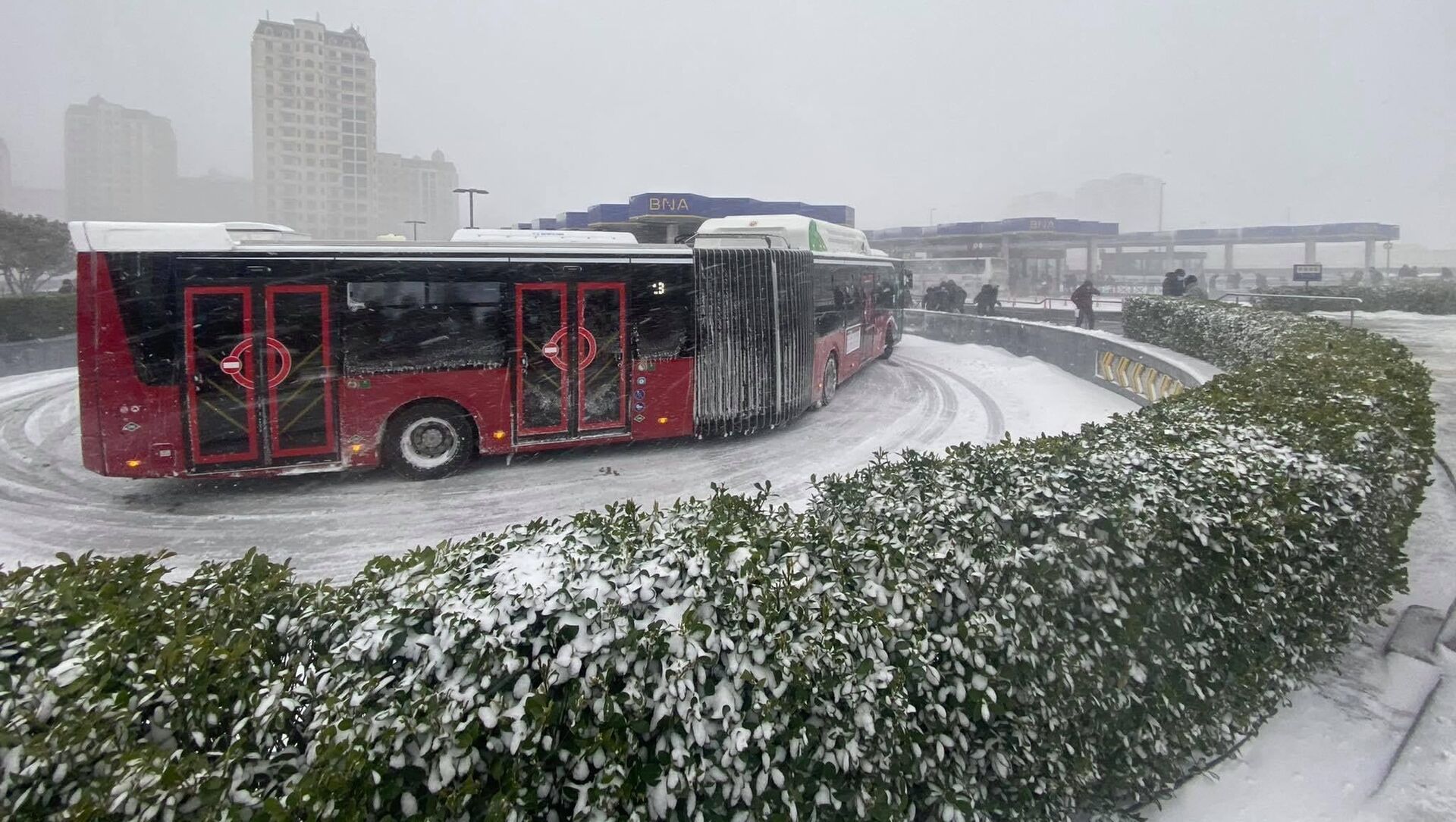 Автобус во время снега в Баку , 24 февраля 2021 года - Sputnik Азербайджан, 1920, 24.02.2021