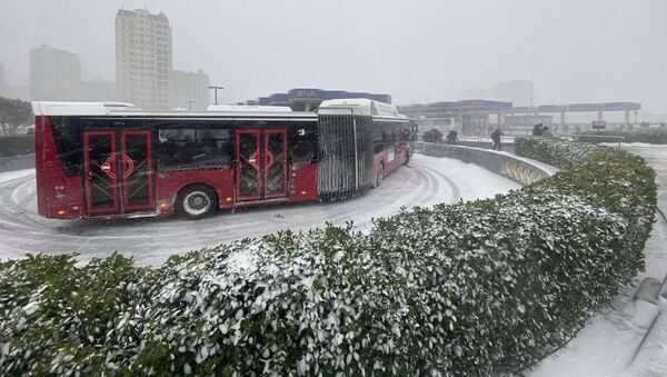 Автобус во время снега в Баку , 24 февраля 2021 года - Sputnik Azərbaycan