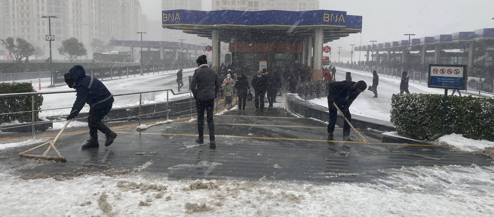 Автобусная остоновка во время снега в Баку, 24 февраля 2021 года - Sputnik Азербайджан, 1920, 24.02.2021