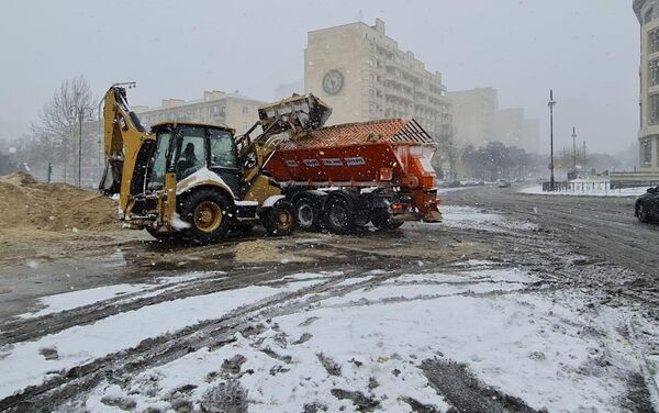 Снегоуборочная техника в Баку, 24 февраля 2021 года - Sputnik Азербайджан