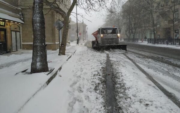 Снегоуборочная техника в Баку, 24 февраля 2021 года - Sputnik Азербайджан