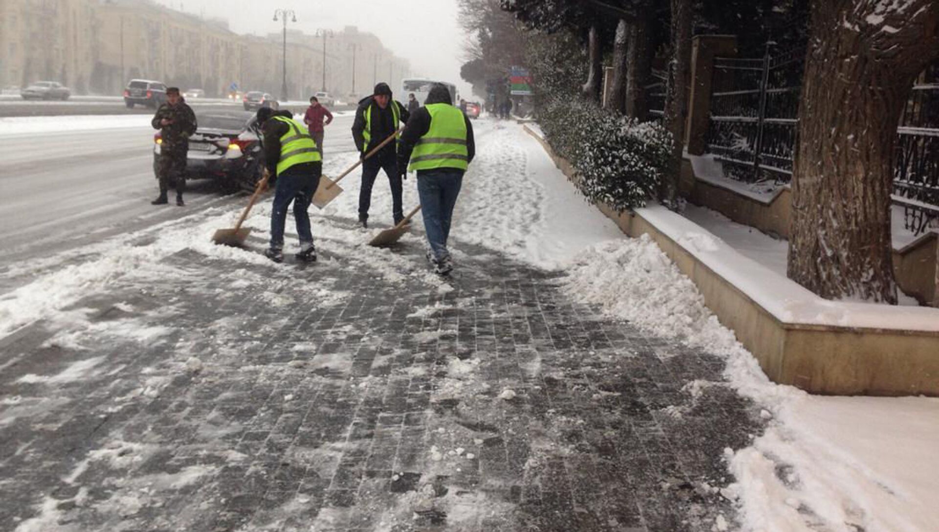 Люди очищают лопатой снег в Баку, 24 февраля 2021 года - Sputnik Азербайджан, 1920, 24.02.2021